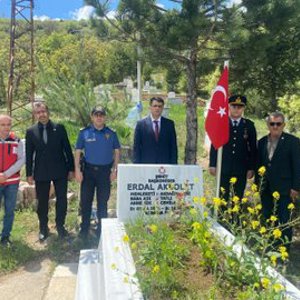 Akdağmadeni Sosyal Hizmet Merkezi Müdürlüğümüzce aziz şehitlerimizin kabirleri ziyaret edildi. - fotoğraf 3