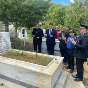 Akdağmadeni Sosyal Hizmet Merkezi Müdürlüğümüzce aziz şehitlerimizin kabirleri ziyaret edildi. - fotoğraf 4