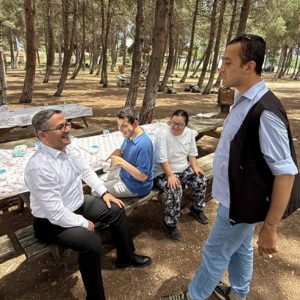 İl Müdürümüz Adem YÜCEL, Gündüz Bakım Rehabilitasyon ve Aile Danışma Merkezi’mizde hizmet alan canımız çocuklarımızla piknikte buluştu. - fotoğraf 1