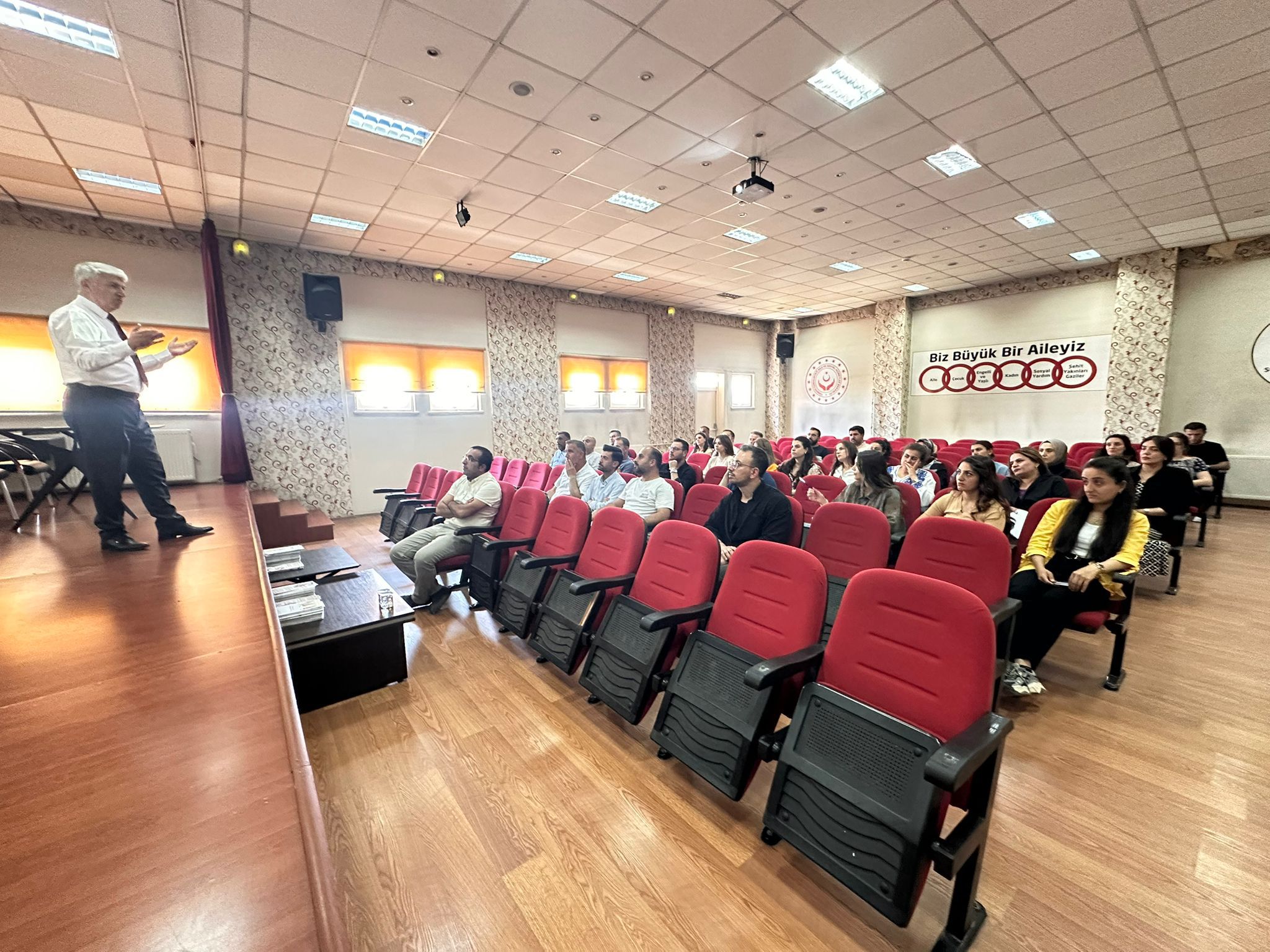 İPEKYOLU ŞERİF ONAT SOSYAL HİZMET MERKEZİ MÜDÜRLÜĞÜ DEĞERLENDİRME TOPLANTISI GERÇEKLEŞTİRİLDİ