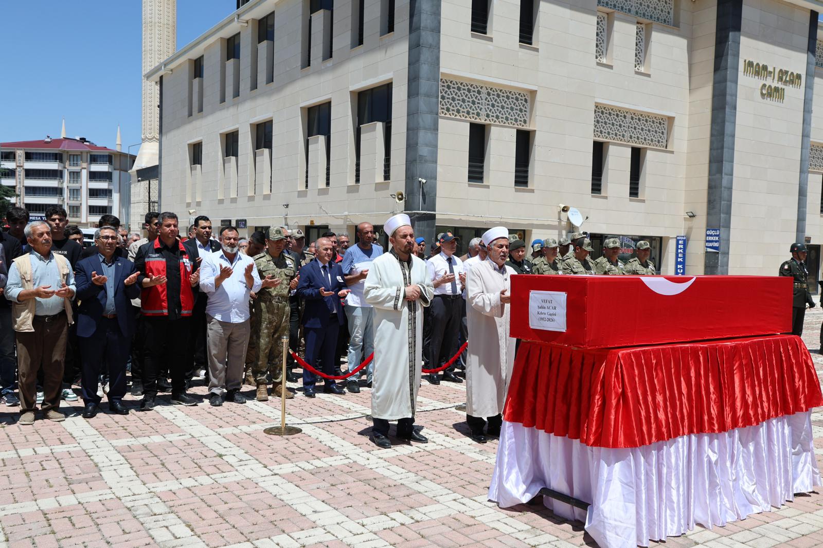 KIBRIS GAZİMİZ ŞAHİN ACAR SON YOLCULUĞUNA UĞURLANDI