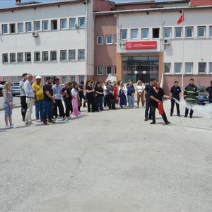 Edirne Aile ve Sosyal Hizmetler İl Müdürlüğü ve bağlı kuruluşlarda görevli personel ve hizmet alan gruplara yönelik “Yangın ve Yangın Tatbikatı” konulu eğitimler gerçekleştirildi. - fotoğraf 2