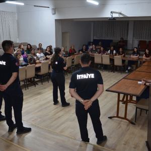 Edirne Aile ve Sosyal Hizmetler İl Müdürlüğü ve bağlı kuruluşlarda görevli personel ve hizmet alan gruplara yönelik “Yangın ve Yangın Tatbikatı” konulu eğitimler gerçekleştirildi. - fotoğraf 6