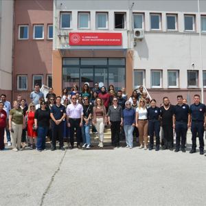 Edirne Aile ve Sosyal Hizmetler İl Müdürlüğü ve bağlı kuruluşlarda görevli personel ve hizmet alan gruplara yönelik “Yangın ve Yangın Tatbikatı” konulu eğitimler gerçekleştirildi. - fotoğraf 1