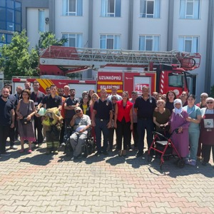 Edirne Aile ve Sosyal Hizmetler İl Müdürlüğü ve bağlı kuruluşlarda görevli personel ve hizmet alan gruplara yönelik “Yangın ve Yangın Tatbikatı” konulu eğitimler gerçekleştirildi. - fotoğraf 7