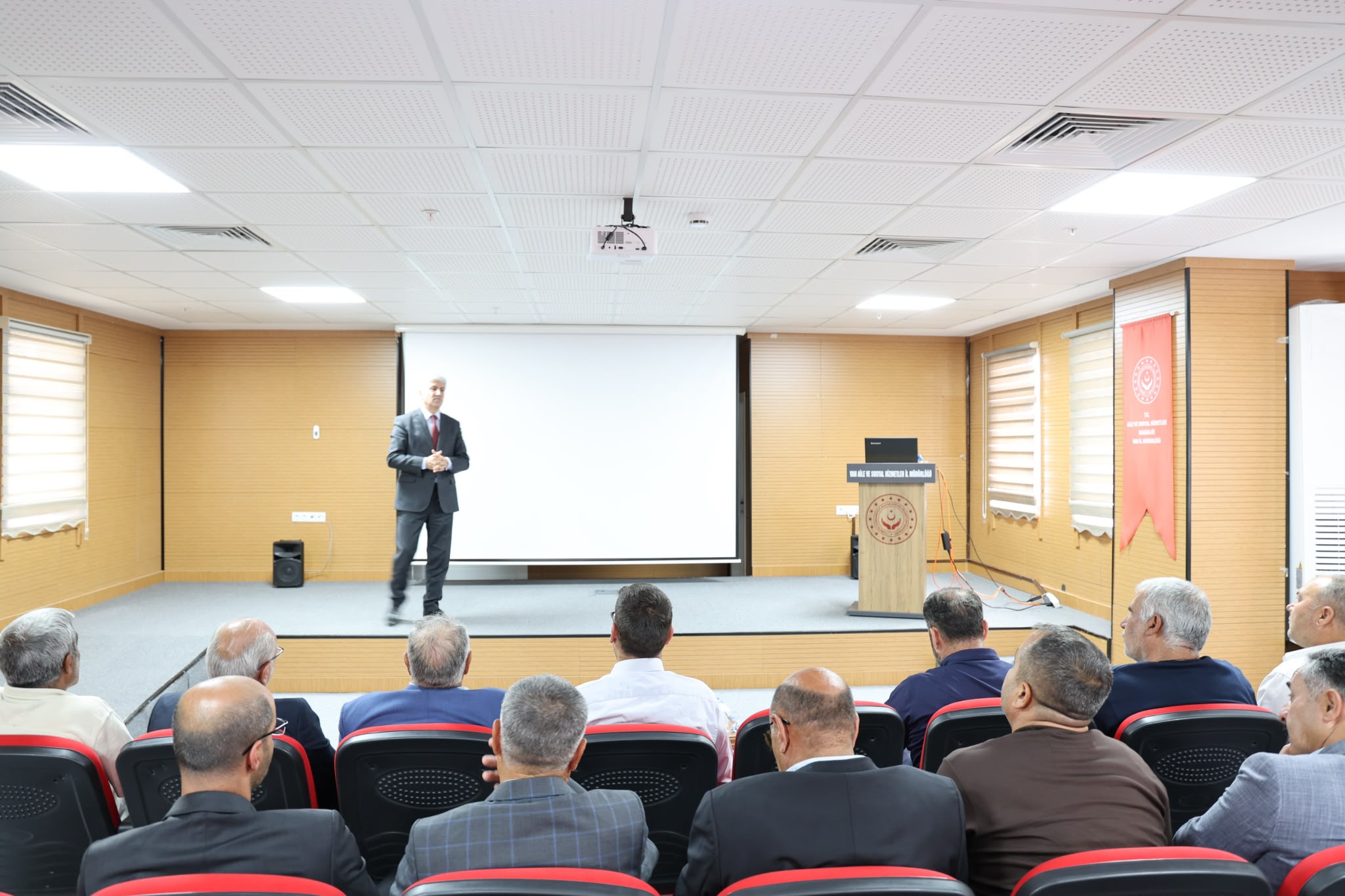 TUŞBA İLÇEMİZDE GÖREV YAPAN MUHTARLARA SOSYAL HİZMETLER ALANINDA BİLGİLENDİRME TOPLANTISI GERÇEKLEŞTİRİLDİ