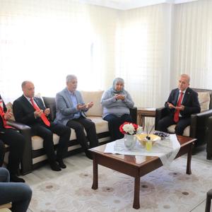 VALİMİZ, İL PROTOKOLÜ VE İL MÜDÜRÜMÜZDEN ŞEHİT AİLEMİZE ANLAMLI ZİYARET - fotoğraf 1