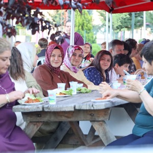 Devrek Engelsiz Yaşam Bakım, Rehabilitasyon ve Aile Danışma Merkezi Müdürlüğünde çiğ köfte etkinliği düzenlenmiştir. - fotoğraf 9