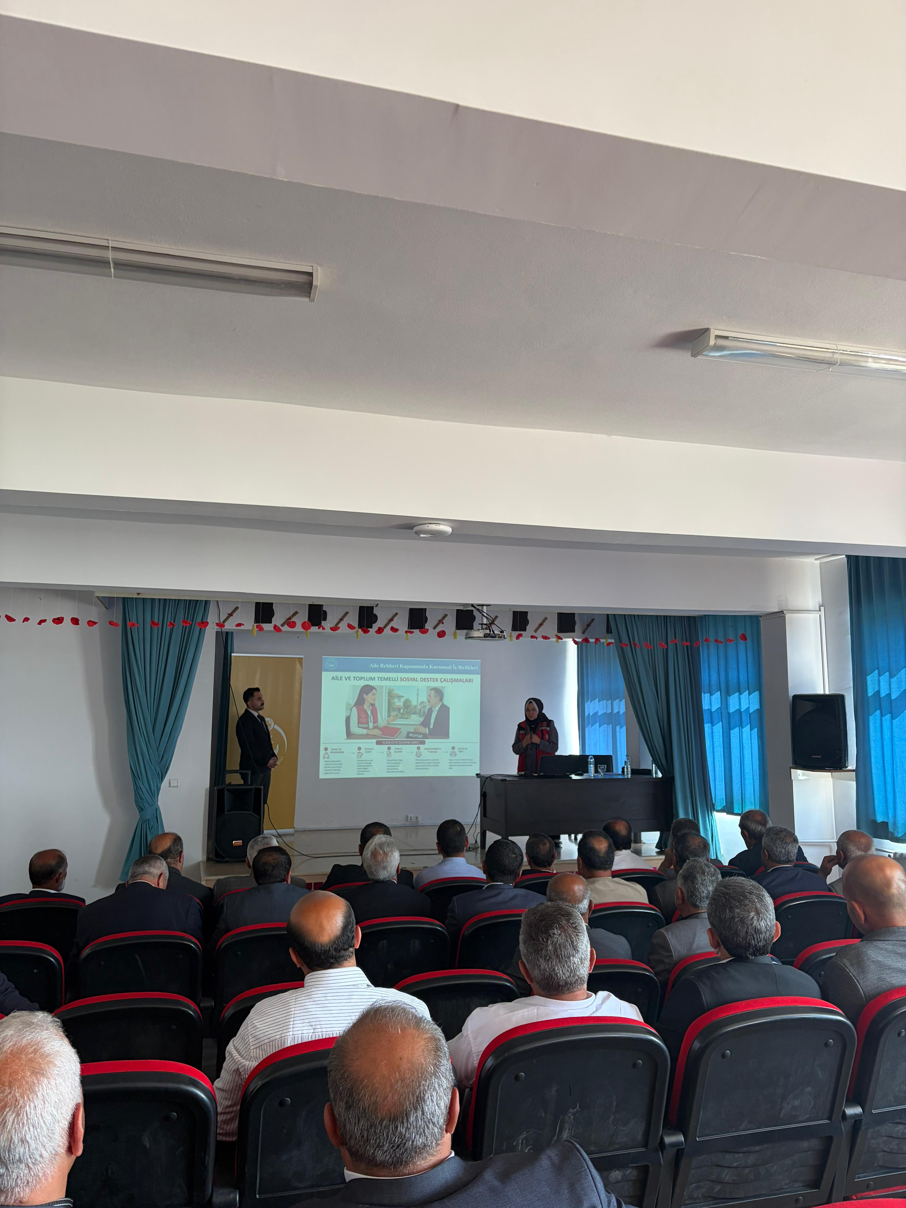 Güroymak ilçemizde görev yapan muhtarlarımıza yönelik sosyal hizmetler alanında bilgilendirme toplantısı gerçekleştirildi