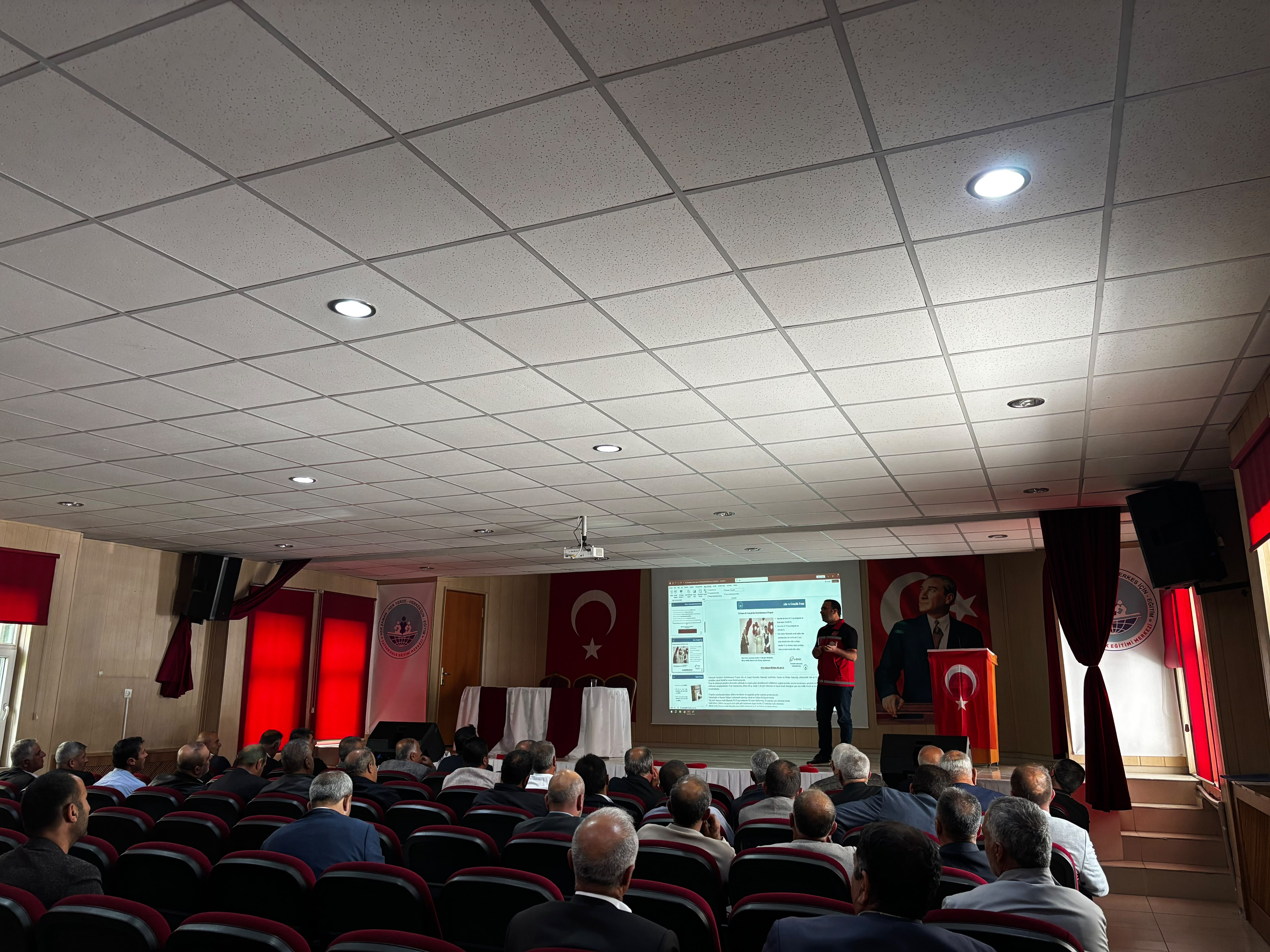 Tatvan ilçemizde görev yapan mahalle ve köy muhtarlarına yönelik sosyal hizmetler alanında bilgilendirme toplantısı gerçekleştirildi