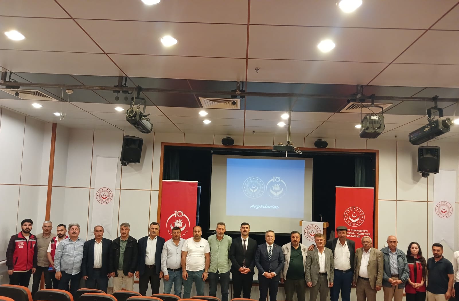  İl Müdürümüz Vefa Akdoğan, Ahlat ilçemizde görev yapan muhtarlarla bir araya gelerek sosyal hizmetler alanında bilgilendirme toplantısı gerçekleştirdi