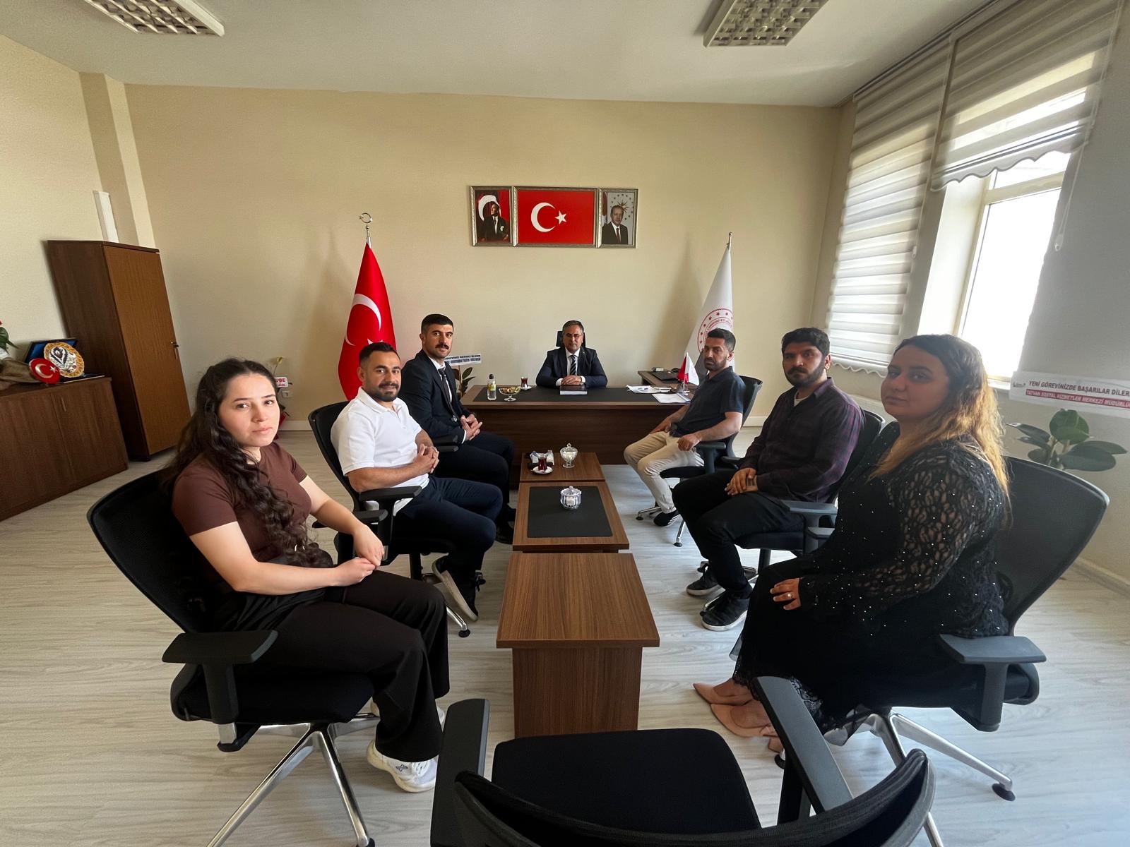 İl Müdürümüz Vefa Akdoğan, Ahlat Sosyal Hizmet Merkezi Müdürlüğümüzü ziyaret ederek yürütülen çalışmalar hakkında bilgi aldı