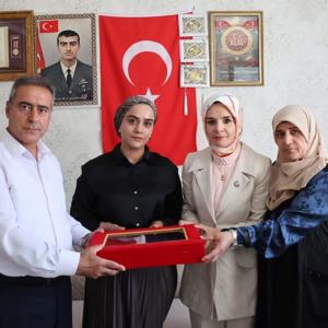 Bakanımız Mahinur Özdemir Göktaş’tan Şehit Ailesine Ziyaret - fotoğraf 4