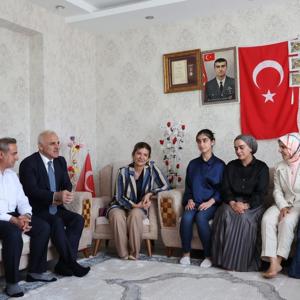 Bakanımız Mahinur Özdemir Göktaş’tan Şehit Ailesine Ziyaret - fotoğraf 2