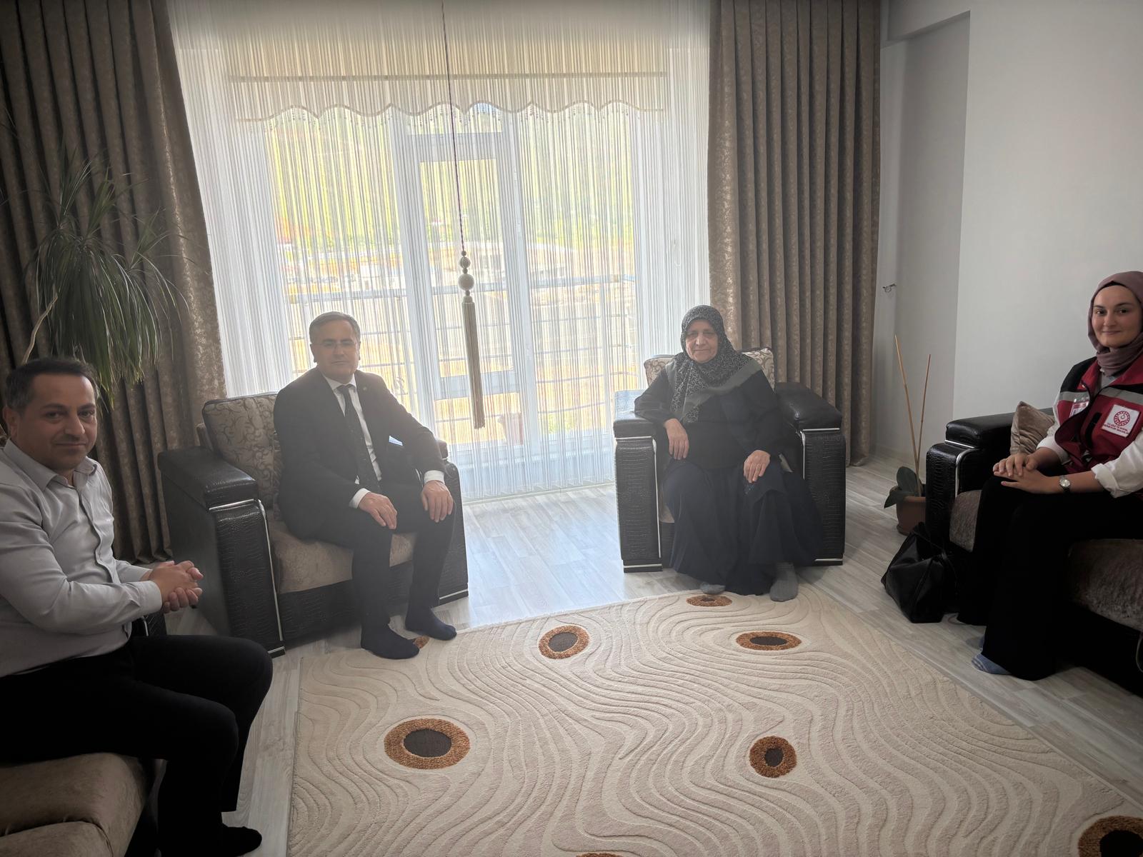 İl Müdürümüz Vefa Akdoğan, şehidimiz İzzettin Karabaş’ın oğlu Servet Karabaş ve kıymetli eşini ziyaret etti