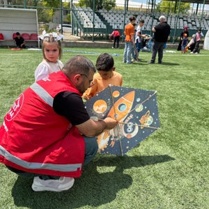 İl Müdürlüğümüze bağlı Suruç Sosyal Hizmet Merkezimiz, ilçe SYDV iş birliğiyle Suruç Gençlik Merkezi’nde, ebeveyn kaybı yaşamış ODES Projemiz kapsamında desteklediğimiz 60 çocuğumuzla birlikte “Uçurtma Şenliği” gerçekleştirdik. - fotoğraf 4