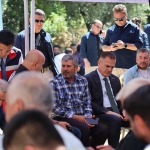 Valimiz Sayın Dr. İdris AKBIYIK ve İl Müdürümüz Yakup KÜTÜK, 13.06.2026 tarihinde görevi sırasında uğradığı silahlı saldırı sonucu şehit olan Polis Memuru Tayfun BAŞ’ın Menteşe ilçesi Düğerek Mahallesi’nde bulunan ailesine taziye ziyaretinde bulundu. - fotoğraf 2