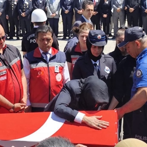 Valimiz Sayın Dr. İdris AKBIYIK ve İl Müdürümüz Yakup KÜTÜK, 13.06.2026 tarihinde görevi sırasında uğradığı silahlı saldırı sonucu şehit olan Polis Memuru Tayfun BAŞ’ın Menteşe ilçesi Düğerek Mahallesi’nde bulunan ailesine taziye ziyaretinde bulundu. - fotoğraf 1