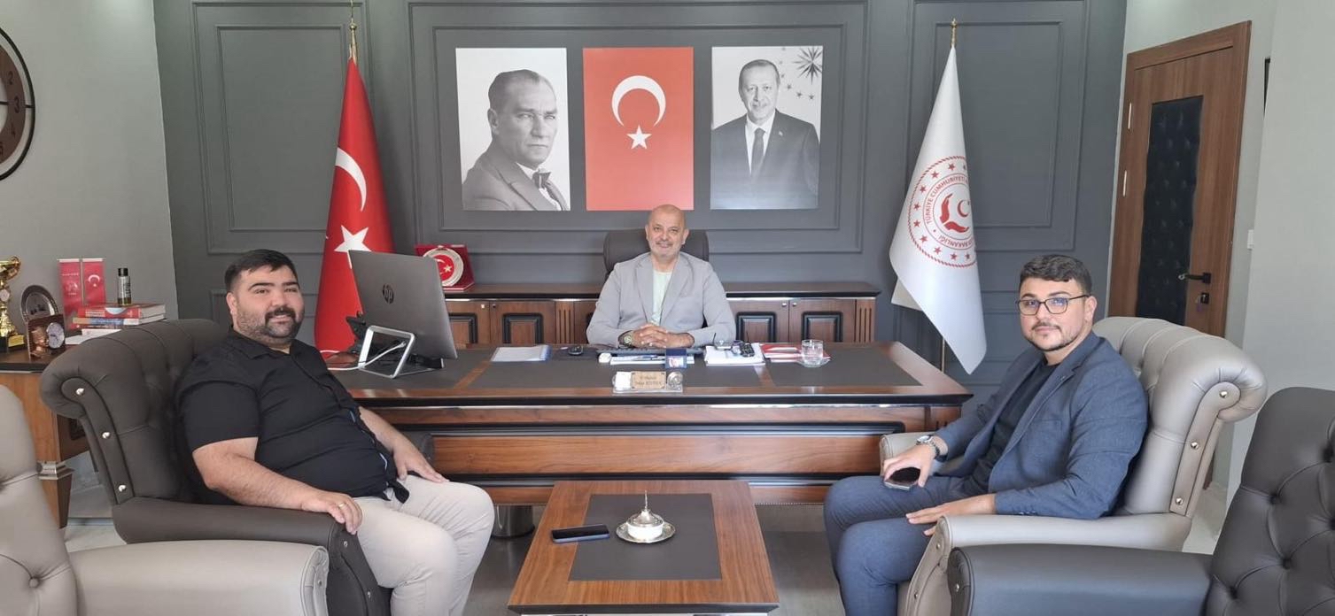 AK Parti Menteşe İlçe Seçim İşleri Başkanı Av. Volkan BAKA ile AK Parti Muğla İl Yönetim Kurulu Üyesi Zafer AKTAŞ, İl Müdürümüz Yakup KÜTÜK’ü makamında ziyaret etti.