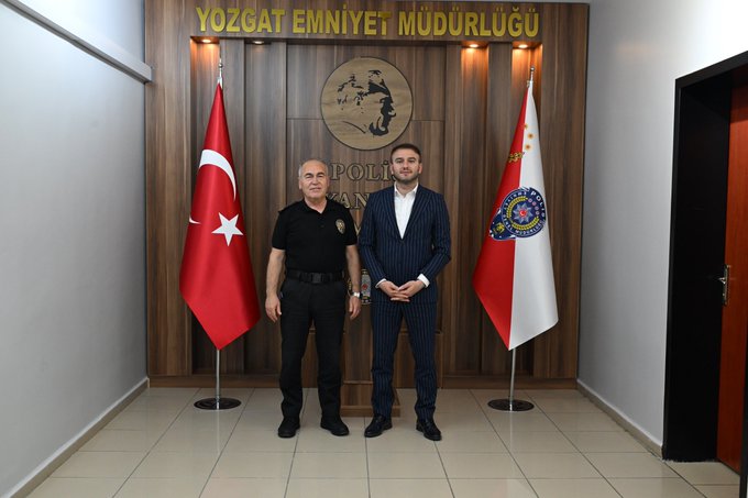 İl Müdürümüz Alper Alp, İl Emniyet Müdürü Tuncay Pekin’i ve Polis Meslek Eğitim Merkezi Müdürü Mustafa Tokay’ı makamında ziyaret etti.
