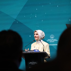 Bakanımız Göktaş, İzmir'de "Yükselen Kadınlar: Kendi İşim, Benim İzim" programında konuştu - fotoğraf 2