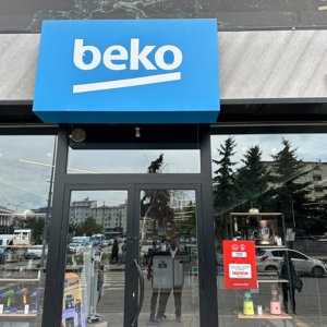 Evlenecek Gençlerin Desteklenmesi Projesi kapsamında, projeye destek veren ilimizdeki işletmelerin mağaza vitrinlerine kampanyayı tanıtıcı görseller asıldı. - fotoğraf 2