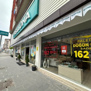 Evlenecek Gençlerin Desteklenmesi Projesi kapsamında, projeye destek veren ilimizdeki işletmelerin mağaza vitrinlerine kampanyayı tanıtıcı görseller asıldı. - fotoğraf 5