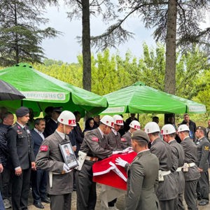 Kıbrıs Gazimiz Kamil Aydemir Son Yolculuğuna Uğurlandı - fotoğraf 3