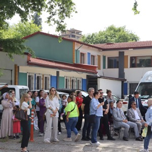 Kamyon Tiyatro Formatında İki Seans Halinde Sergilenen Sihirli Kutu Adlı Tiyatro Etkinliği Düzenlenmiştir. - fotoğraf 2