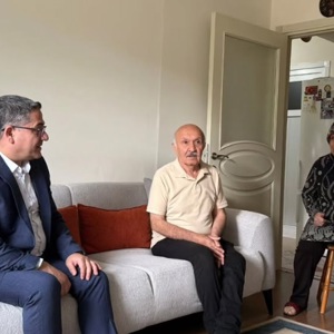 İl Müdürümüz Adem YÜCEL, Babalar Günü vesilesiyle Aziz Şehidimiz Yusuf BATMAN’ın kıymetli ailesini ziyaret ettiler. - fotoğraf 1