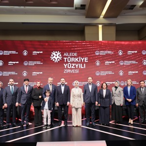 Bakan Göktaş, "Ailede Türkiye Yüzyılı Zirvesi" özel oturumunda konuşurken. - fotoğraf 7