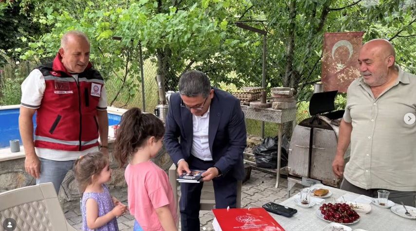 İl Müdürümüz Adem YÜCEL, Babalar Günü vesilesiyle Kahraman Gazimiz Fazlı Hakan BAYKARA’yı ve kıymetli ailesini ziyaret ettiler.