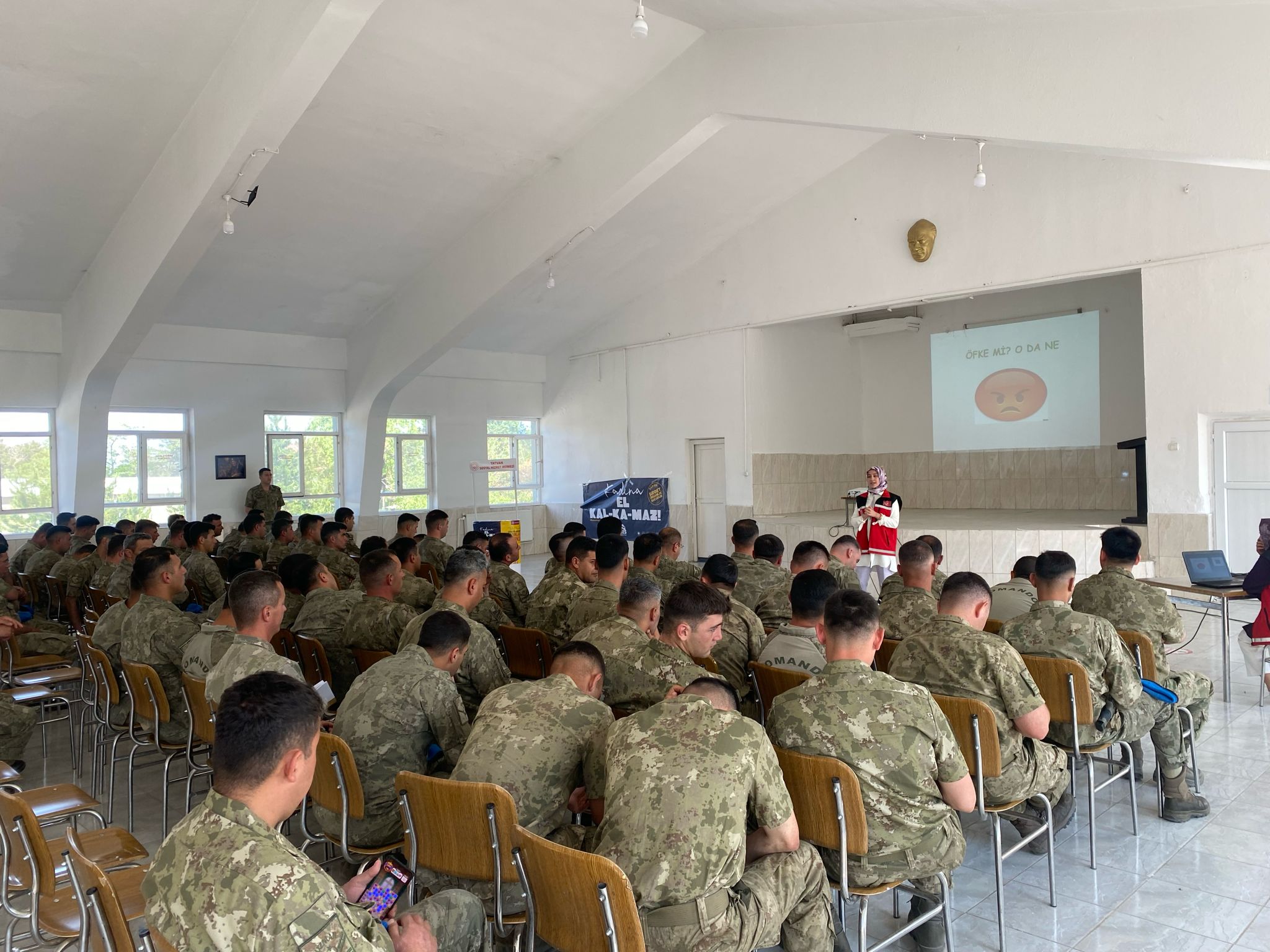 Tatvan'da Jandarma personeline yönelik Kadına Yönelik Şiddetle Mücadele, Öfke Yönetimi ve Stresle Başa Çıkma ile İletişim Becerileri eğitimleri düzenlendi