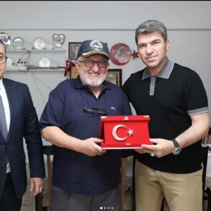 Valimiz Önder BAKAN ile Eşi Elif BAKAN Hanımefendi “Babalar Günü” vesilesiyle, Şehidimiz Yüzbaşı Alper KALEM’in Kıymetli Anne ve Babası Sevim-Mehmet Ali KALEM’i ziyaret ettiler. - fotoğraf 1