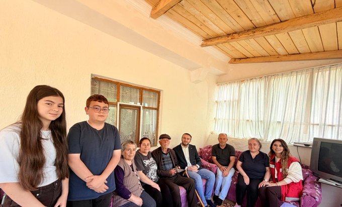 İl Müdürümüz Alper Alp, Babalar Günü vesilesiyle aziz şehidimiz Yılmaz Düzgören’in kıymetli babası Süleyman Düzgören’i hanesinde ziyaret etti.