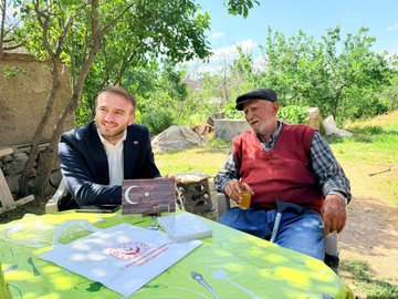 İl Müdürümüz Alper Alp, Babalar Günü münasebetiyle şehidimiz P. Er Durmuş Delibaşı’nın kıymetli babası Hasan Hüseyin Delibaşı’nı hanesinde ziyaret etti.
