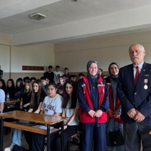 Vatan Ve Kahramanlık Buluşmaları Kapsamında Beşikdüzü Anadolu Lisesinde Öğrencilere Kıbrıs Gazimiz Cemal Aksoy Tanıtıldı. - fotoğraf 2