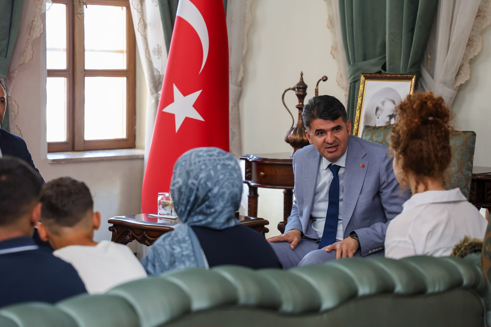 Koruma Altındaki Çocuklarımızdan Valimize Anlamlı Hediye: Aile 10 Yılı Temalı Ahşap Saat
