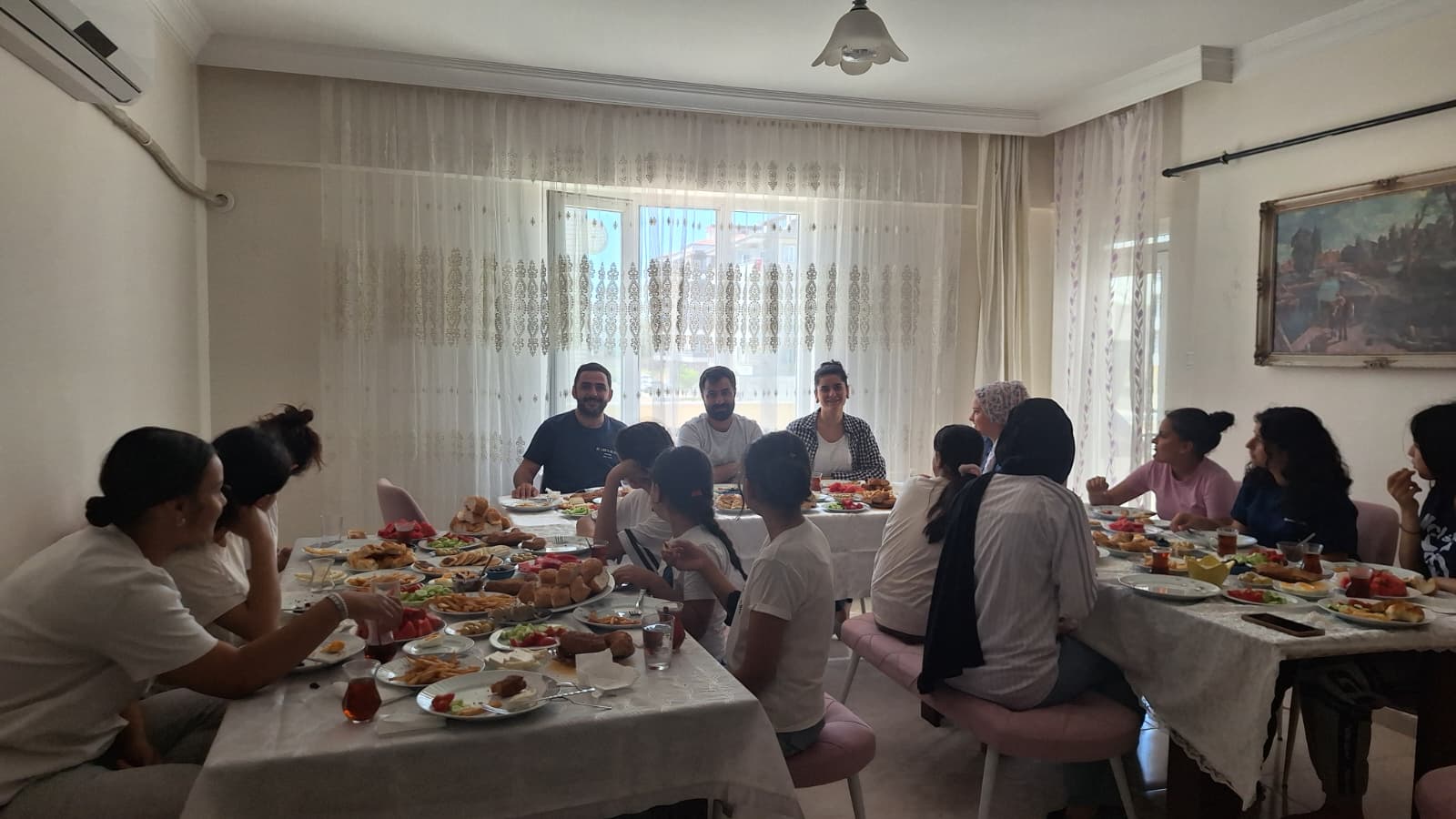  Bir sofranın etrafında buluşan kalpler, sevgiyle çoğalan güzel anılar...