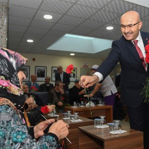Valimiz Mahmut Demirtaş, Eşi Hanımefendi Beyhan Demirtaş ile Birlikte Huzurevi Sakinlerimizin Yeni Yıl Heyecanına Ortak Oldu - fotoğraf 1