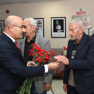 Valimiz Mahmut Demirtaş, Eşi Hanımefendi Beyhan Demirtaş ile Birlikte Huzurevi Sakinlerimizin Yeni Yıl Heyecanına Ortak Oldu - fotoğraf 8