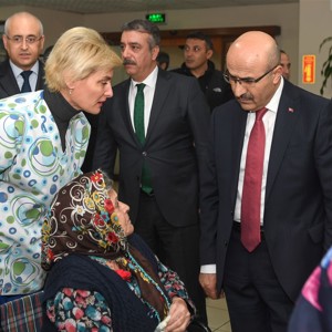 Valimiz Mahmut Demirtaş, Eşi Hanımefendi Beyhan Demirtaş ile Birlikte Huzurevi Sakinlerimizin Yeni Yıl Heyecanına Ortak Oldu - fotoğraf 4