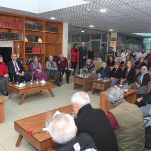 Valimiz Mahmut Demirtaş, Eşi Hanımefendi Beyhan Demirtaş ile Birlikte Huzurevi Sakinlerimizin Yeni Yıl Heyecanına Ortak Oldu - fotoğraf 7