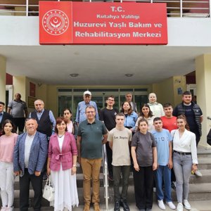 Öğrencilerden Huzurevi Sakinlerine Anlamlı Ziyaret - fotoğraf 3