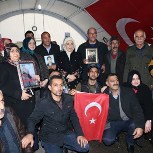 Emine Erdoğan ve Bakan Selçuk Diyarbakır Annelerini Ziyaret Etti - fotoğraf 1