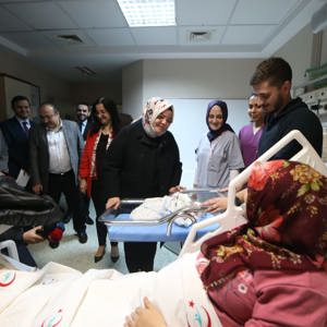  Bakan Selçuk, Yeni Yılın İlk Bebeklerini ve Hastane Çalışanlarını Ziyaret Etti - fotoğraf 2