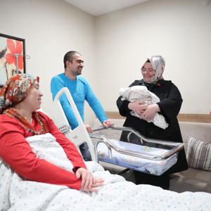  Bakan Selçuk, Yeni Yılın İlk Bebeklerini ve Hastane Çalışanlarını Ziyaret Etti - fotoğraf 1