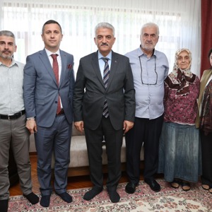Valimiz Sayın Mehmet Makas Şehit Aileleri ve Gazimizi Ziyaret Etti. - fotoğraf 1