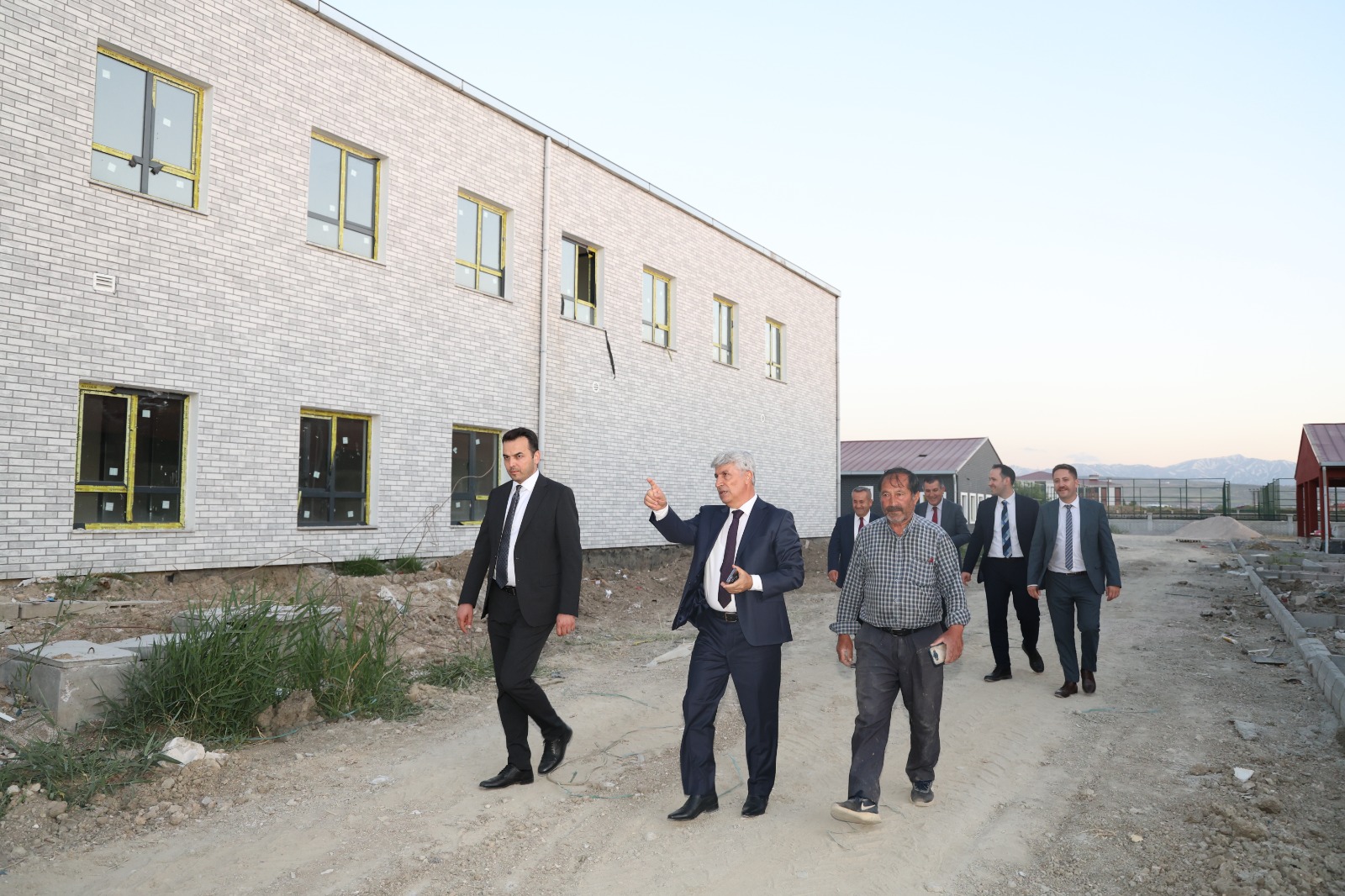 Genel Müdürümüz Sayın Hamza Gökhan Eryılmaz ve beraberindeki heyet ile birlikte ilimizi ziyaretleri kapsamında yapımı devam eden Edremit Çocuk Evleri Sitesi ile Edremit Engelsiz Yaşam Bakım ve Rehabilitasyon Merkezinde  incelemelerde bulundu.