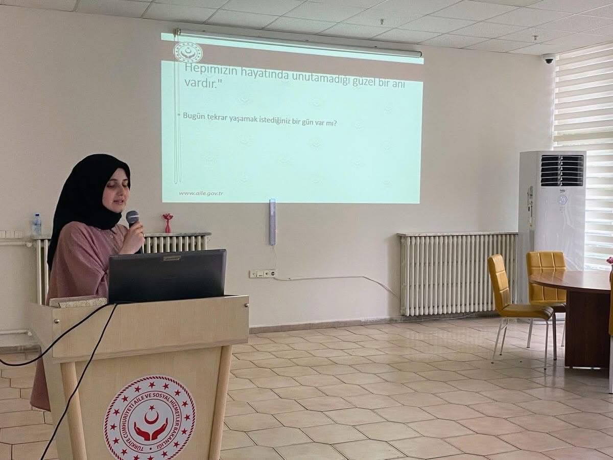 Dijital Dünyada Güvenli Adımlar Aktif Yaşama Güçlü Destek